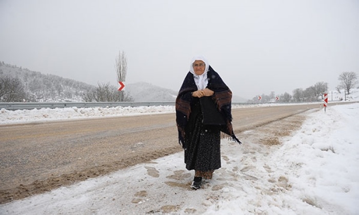 85 yaşındaki nine okuma öğrenmek için 2 km yürüyor