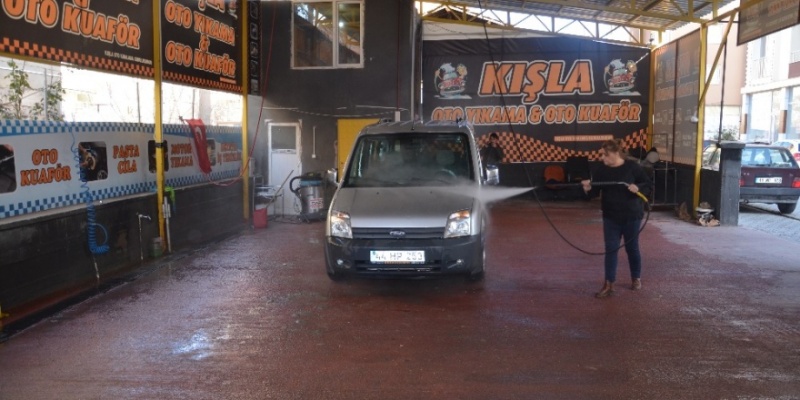 Çocuklarına bakmak için oto yıkamacı açtı